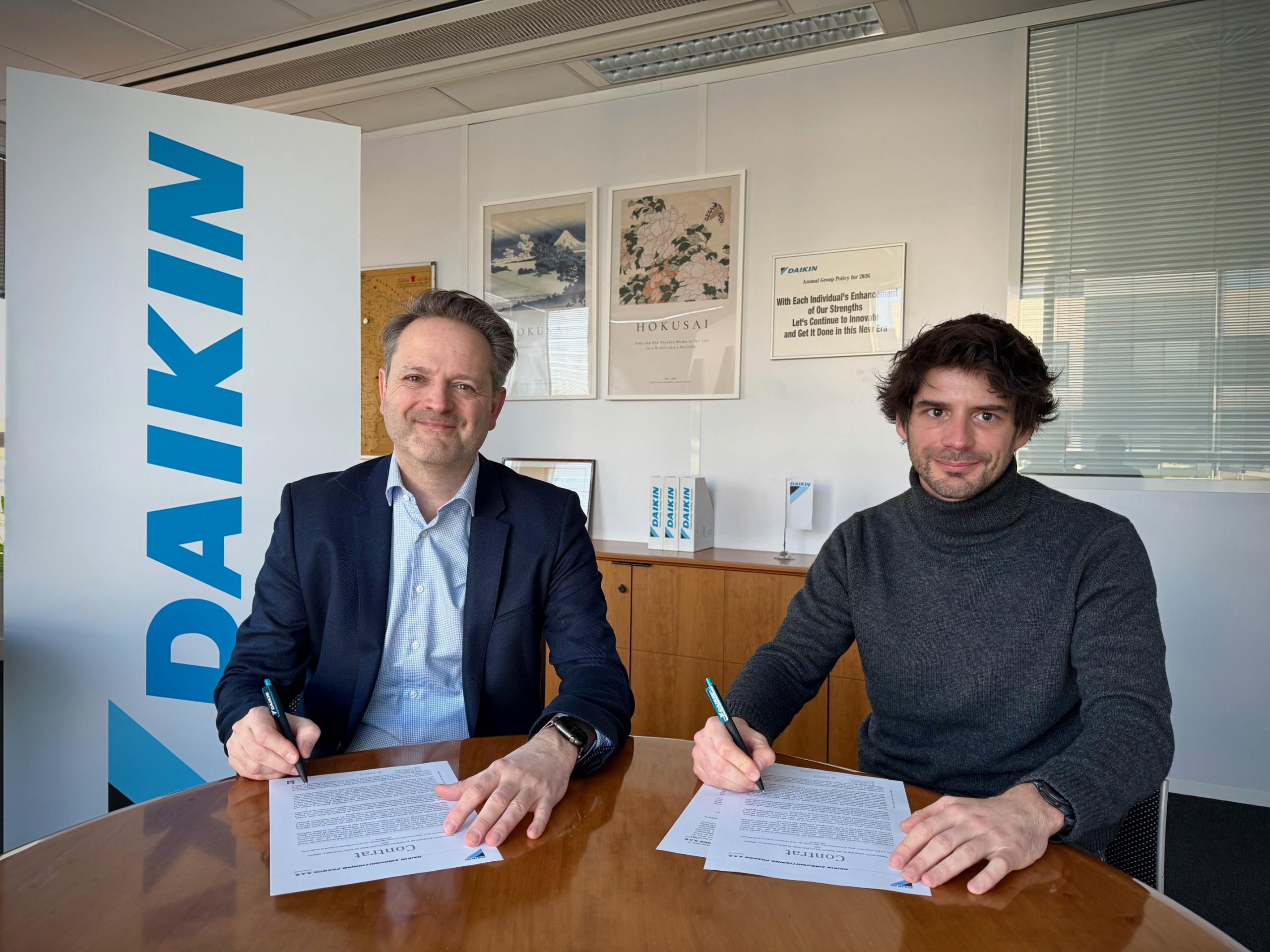 Signature entre Philip Brangers, président de Daikin France et Xavier Coudert, co-fondateur d’Hello Watt Signature entre Philip Brangers, président de Daikin France et Xavier Coudert, co-fondateur d'Hello Watt