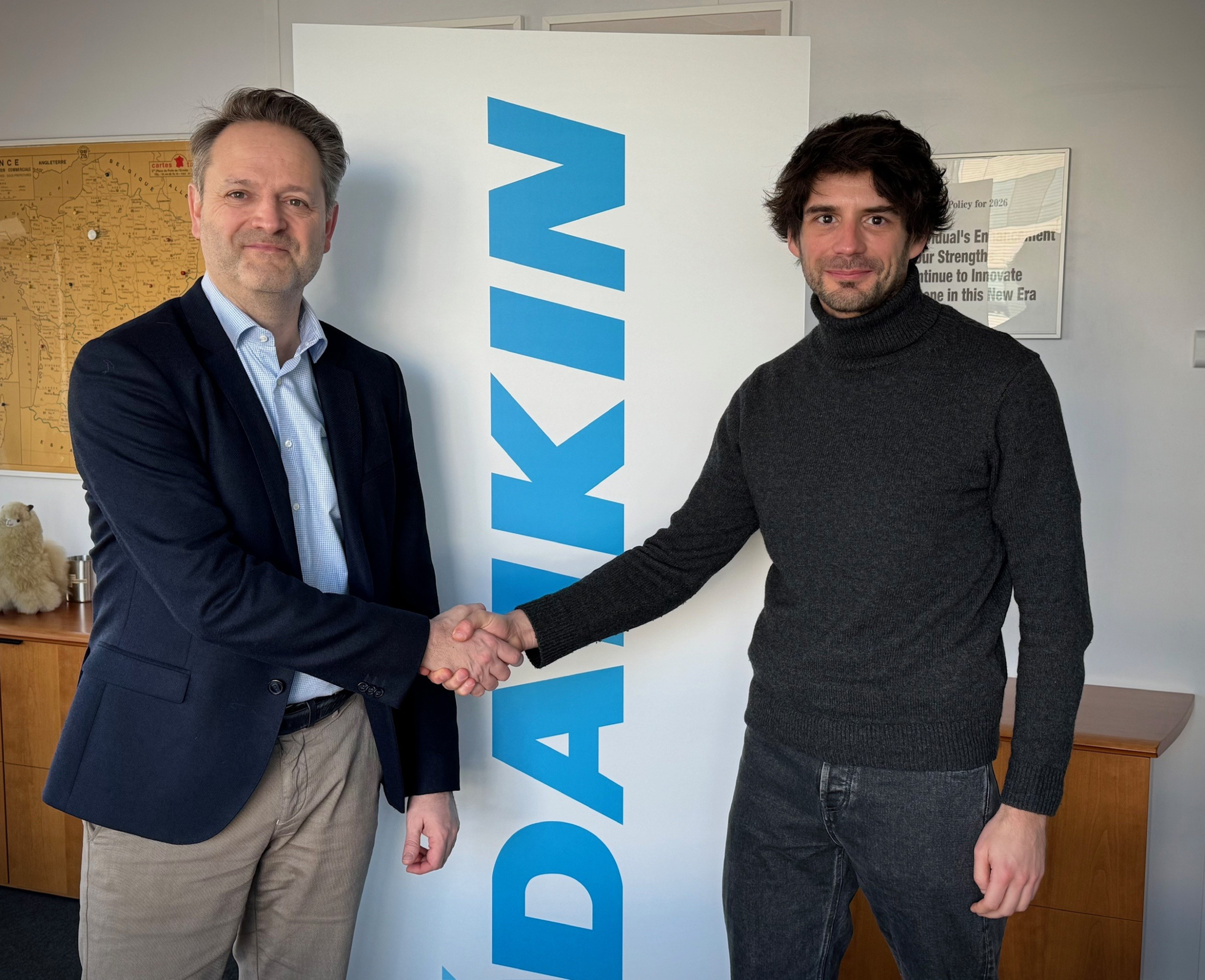 Signature entre Philip Brangers, président de Daikin France et Xavier Coudert, co-fondateur d’Hello Watt Signature entre Philip Brangers, président de Daikin France et Xavier Coudert, co-fondateur d'Hello Watt